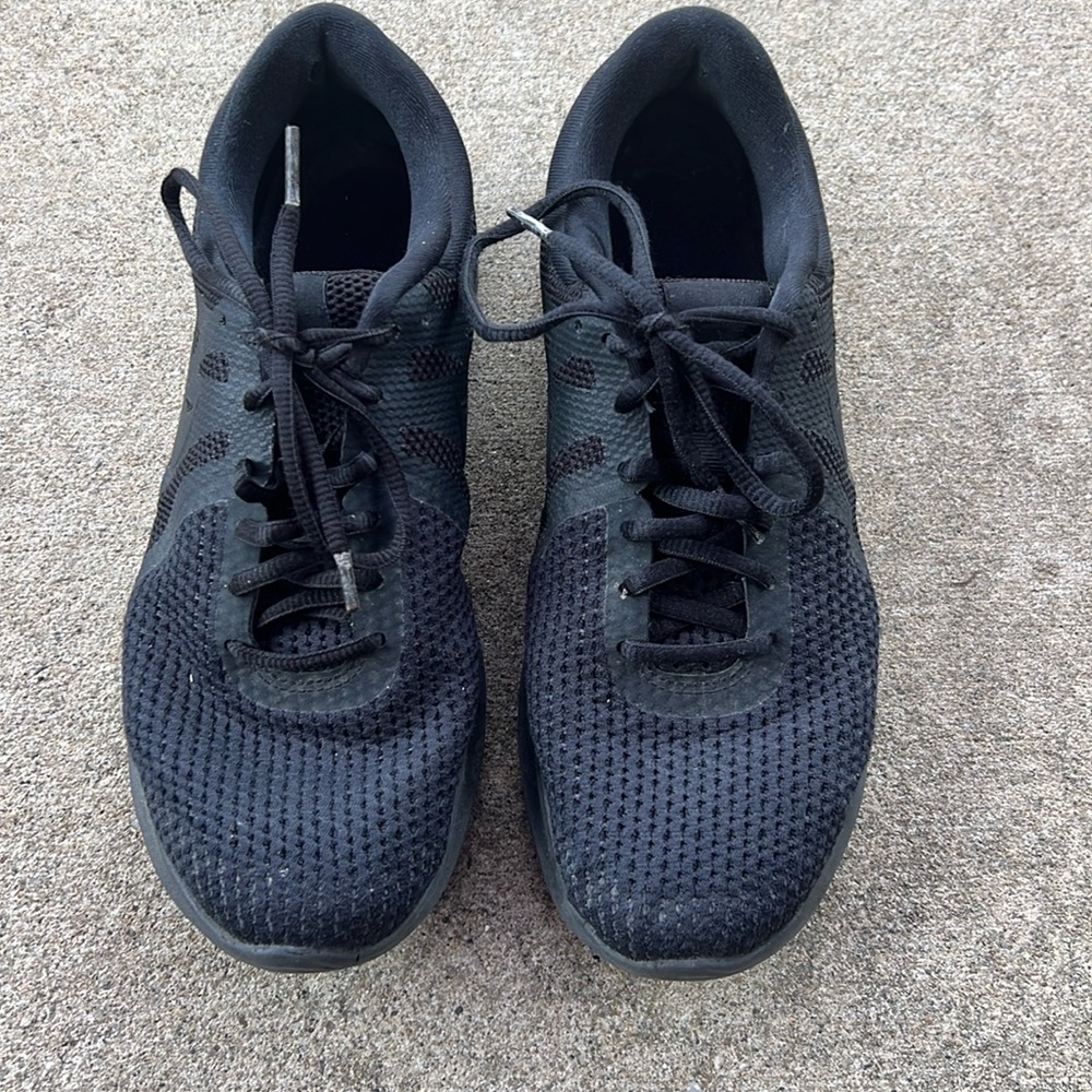 All black Nike tennis shoes size 9.5